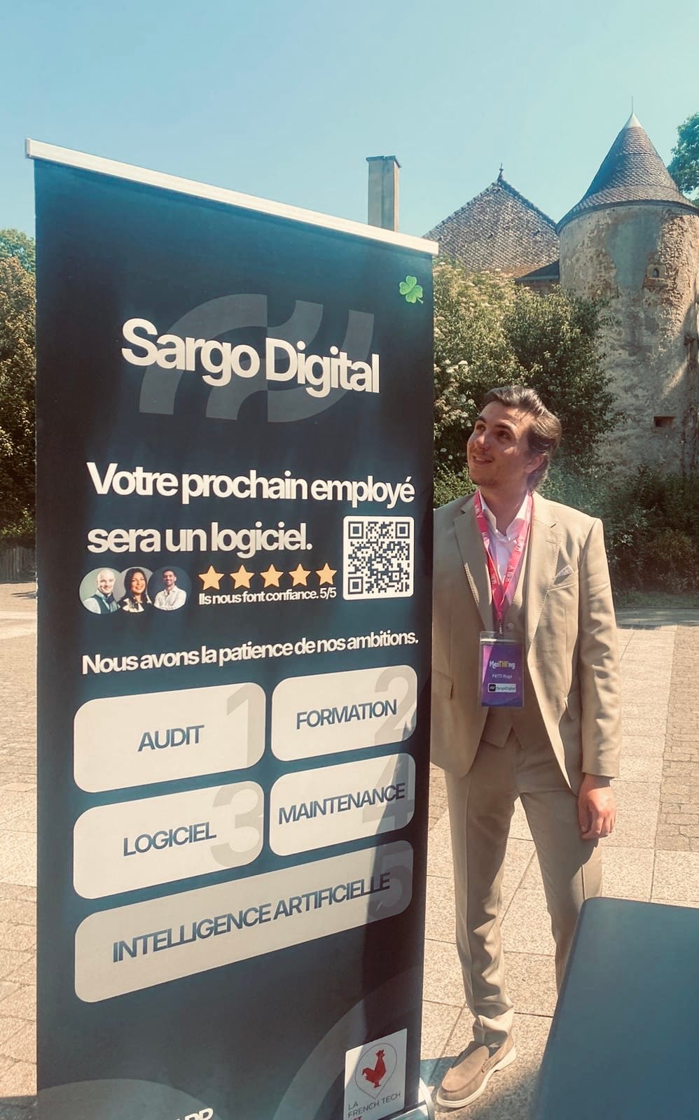 Hugo PATTI devant le roll-up Sargo Digital au MeeTHIng